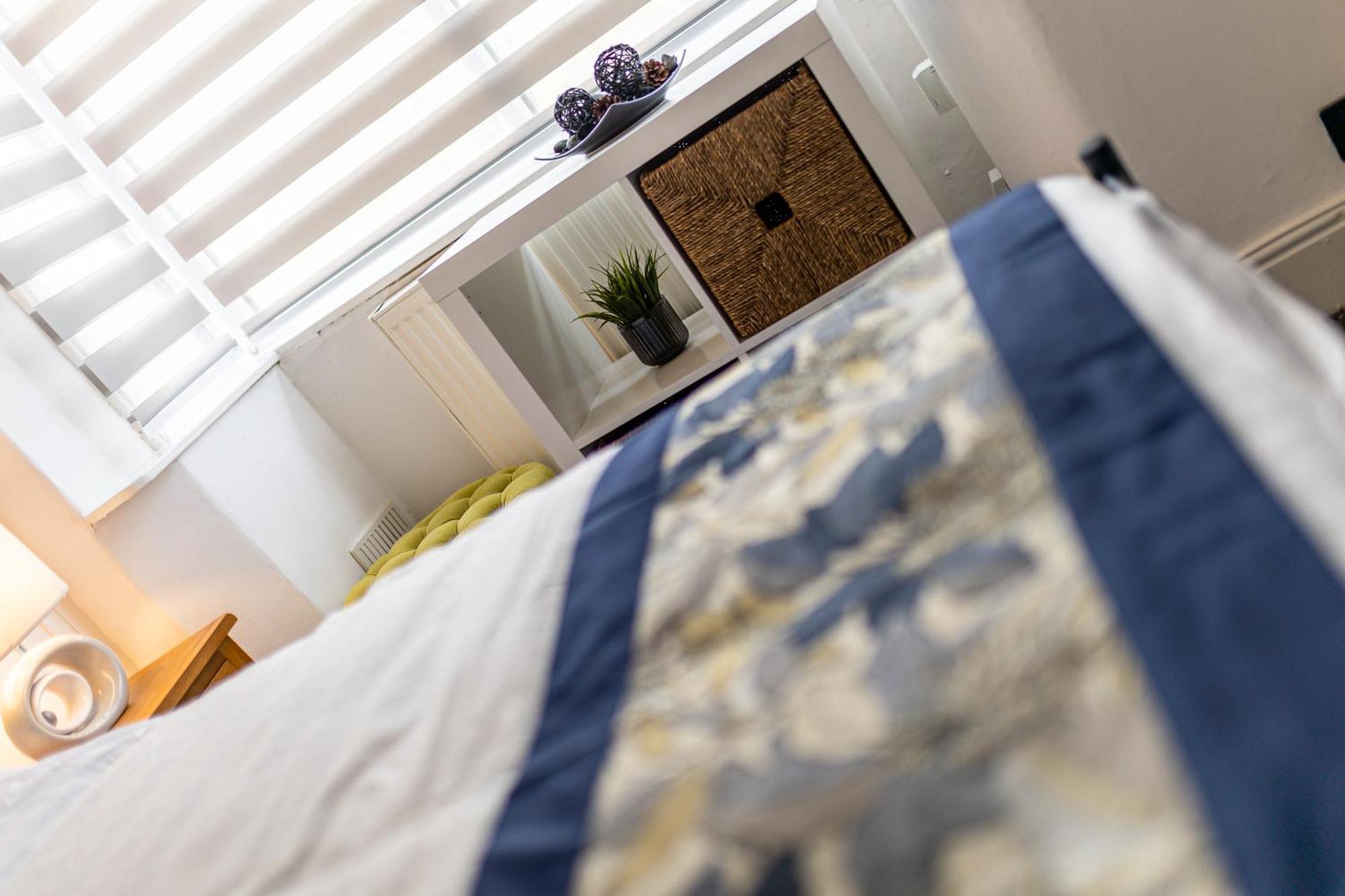 Coronation House By Yourstays - 3 Bedroom House In Newcastle-Under-Lyme Stoke-on-Trent Buitenkant foto
